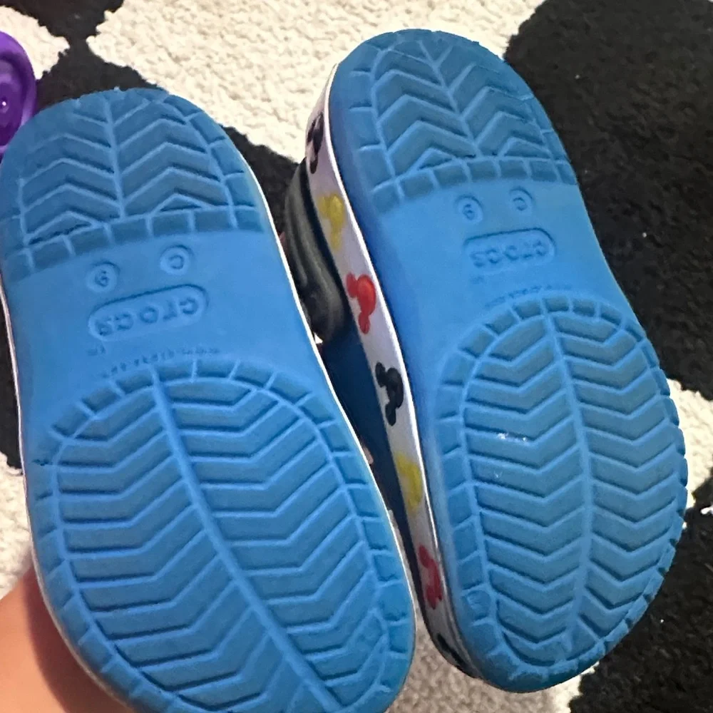2 pack of crocs kids size 9 - Picture 5 of 10
